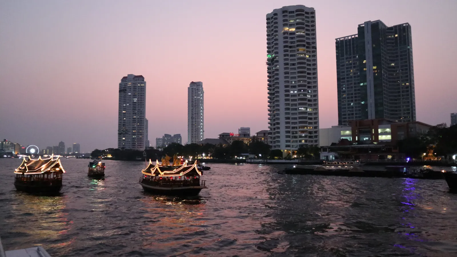 Atardecer sobre el río Chao Phraya en Bangkok