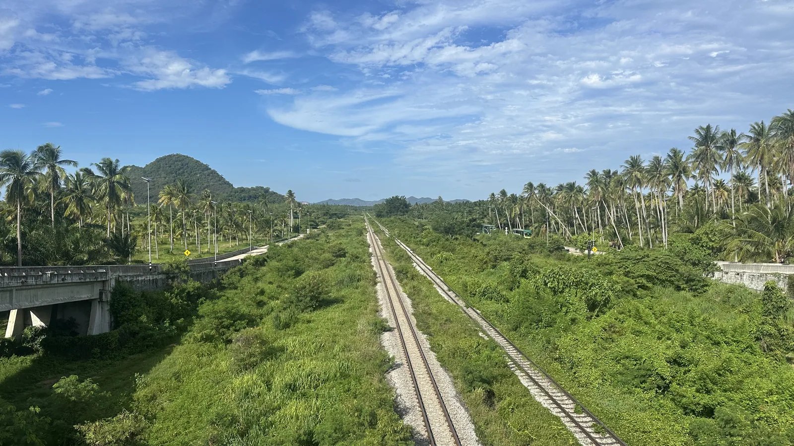 La vía férrea en Ban Krut desde el puente