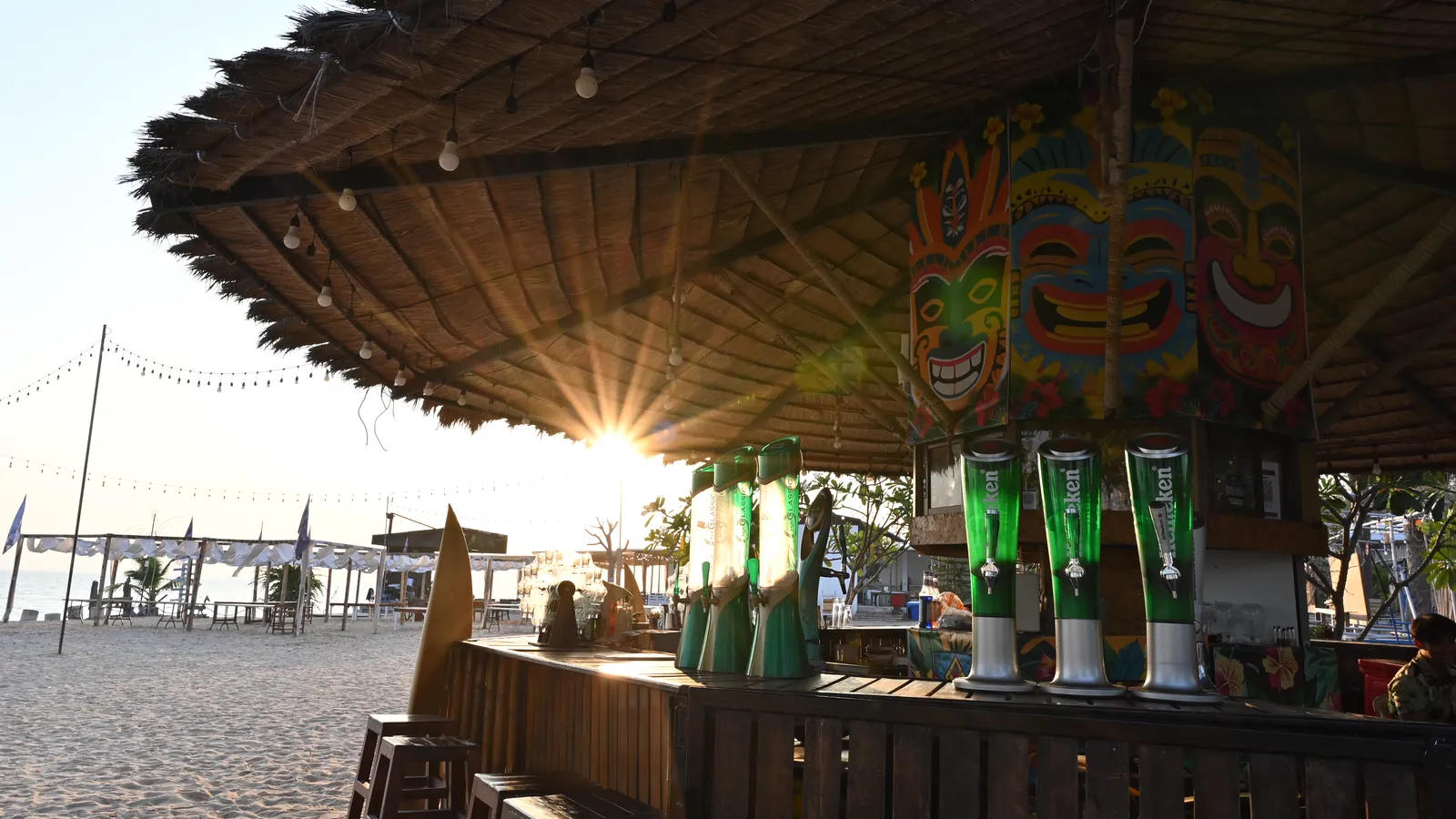 Bar de playa al atardecer en la costa oeste de Phuket
