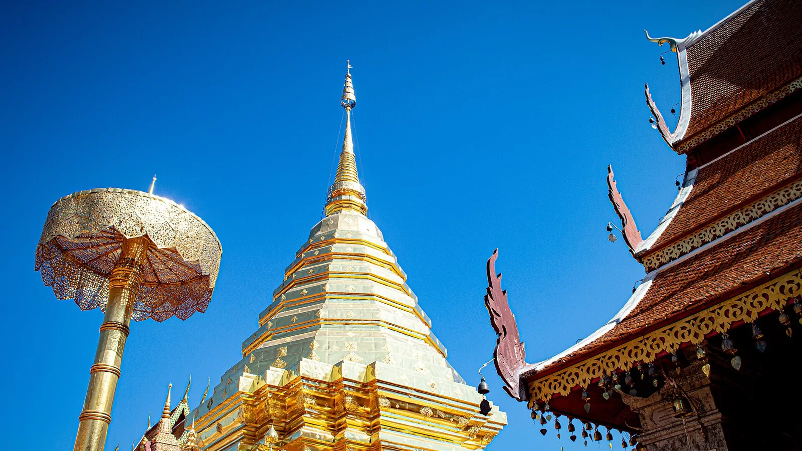 Den gylne chedien på Doi Suthep over Chiang Mai