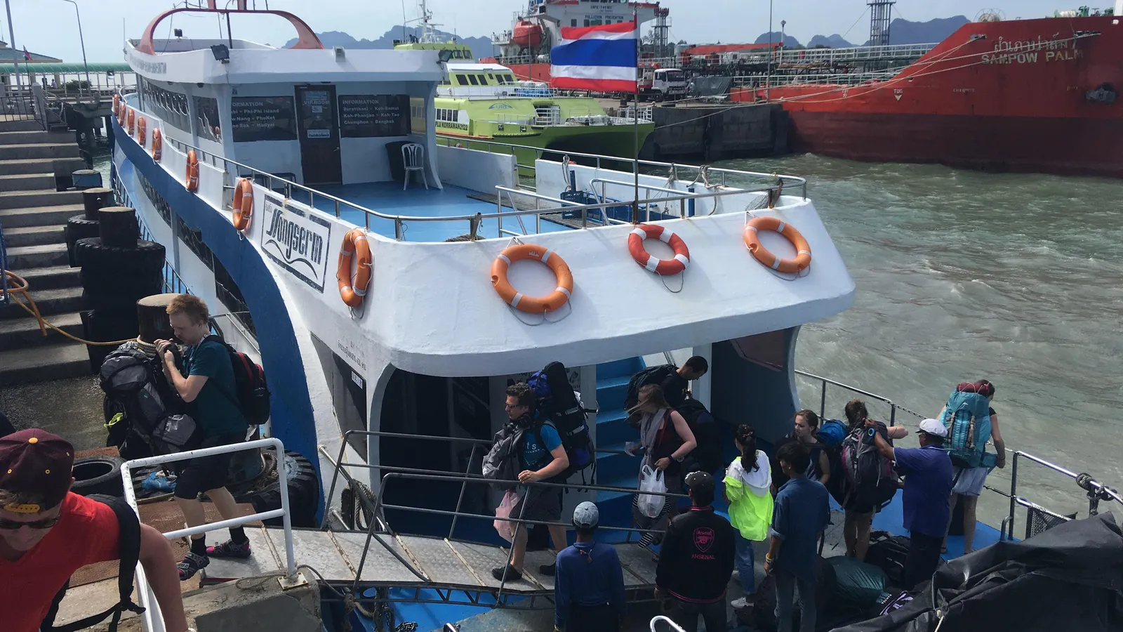Veerboten aan de pier van Donsak