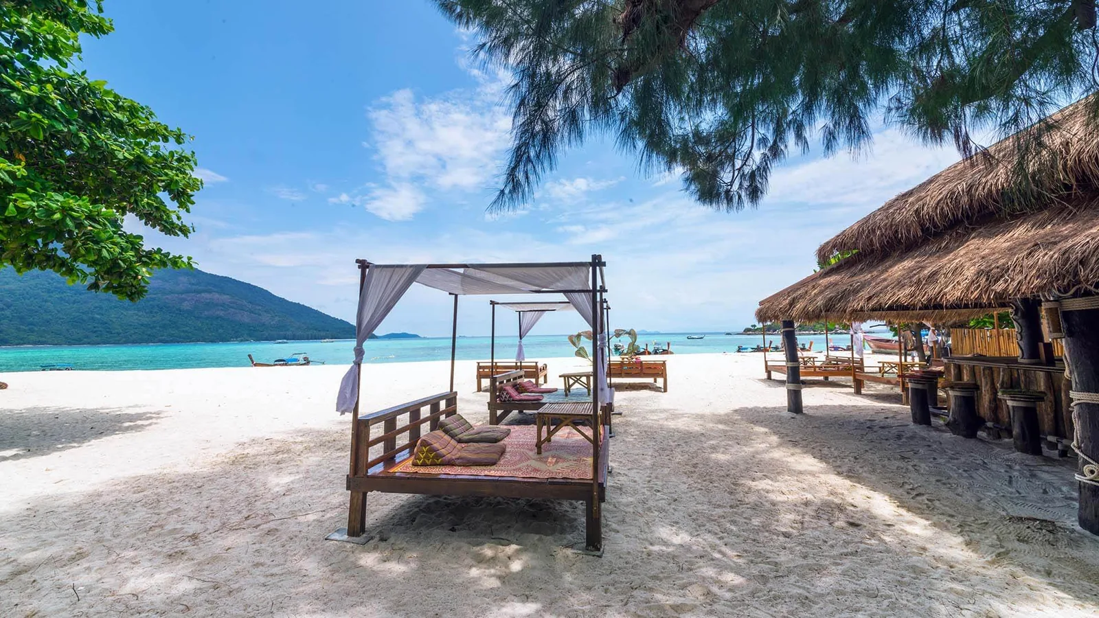 Strandbungalower og solsenger på en thailandsk øy