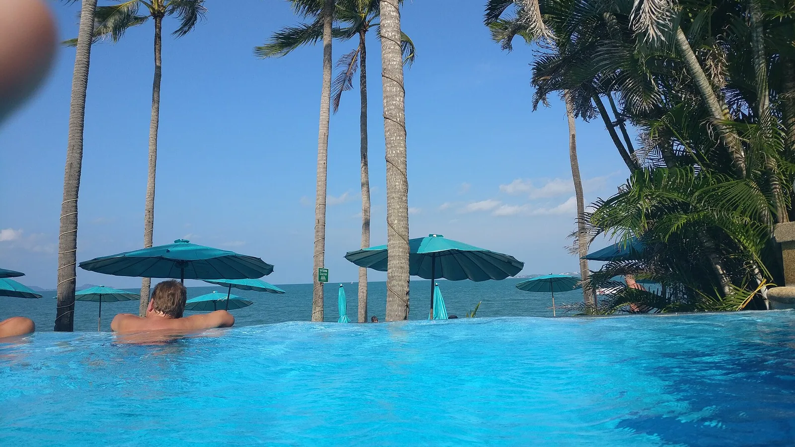 Infinity-basseng på et thailandsk resort