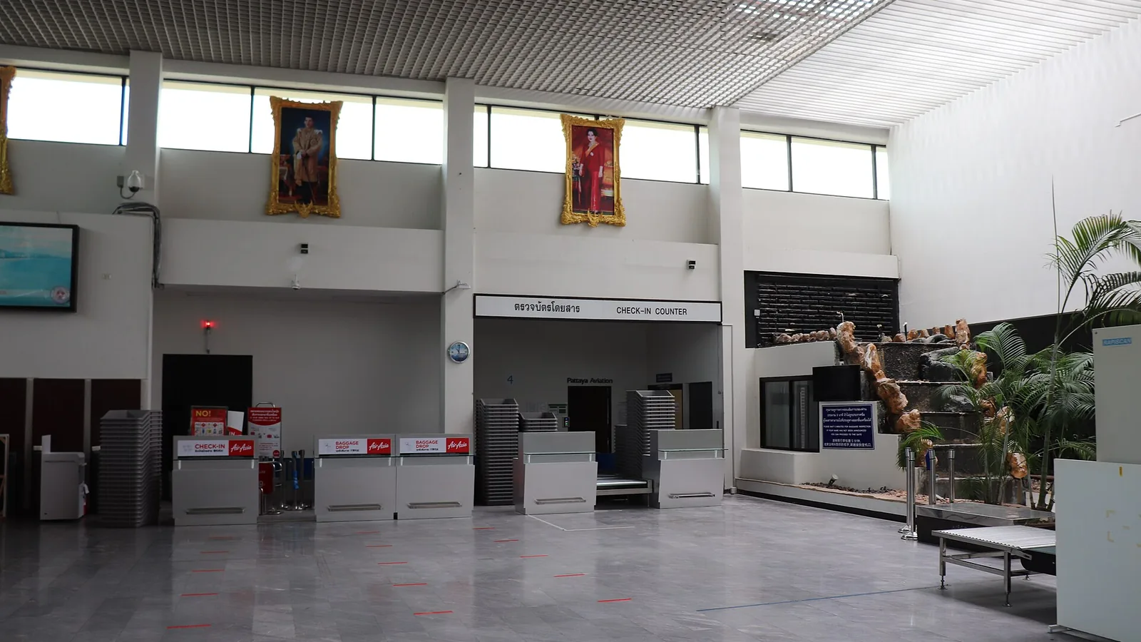 Check-in-Schalter im Terminal des Flughafens Hua Hin