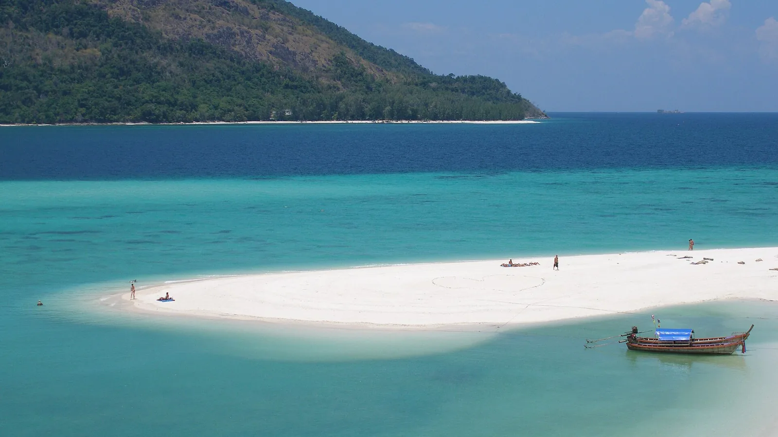 Banco de arena y agua transparente frente a Koh Lipe