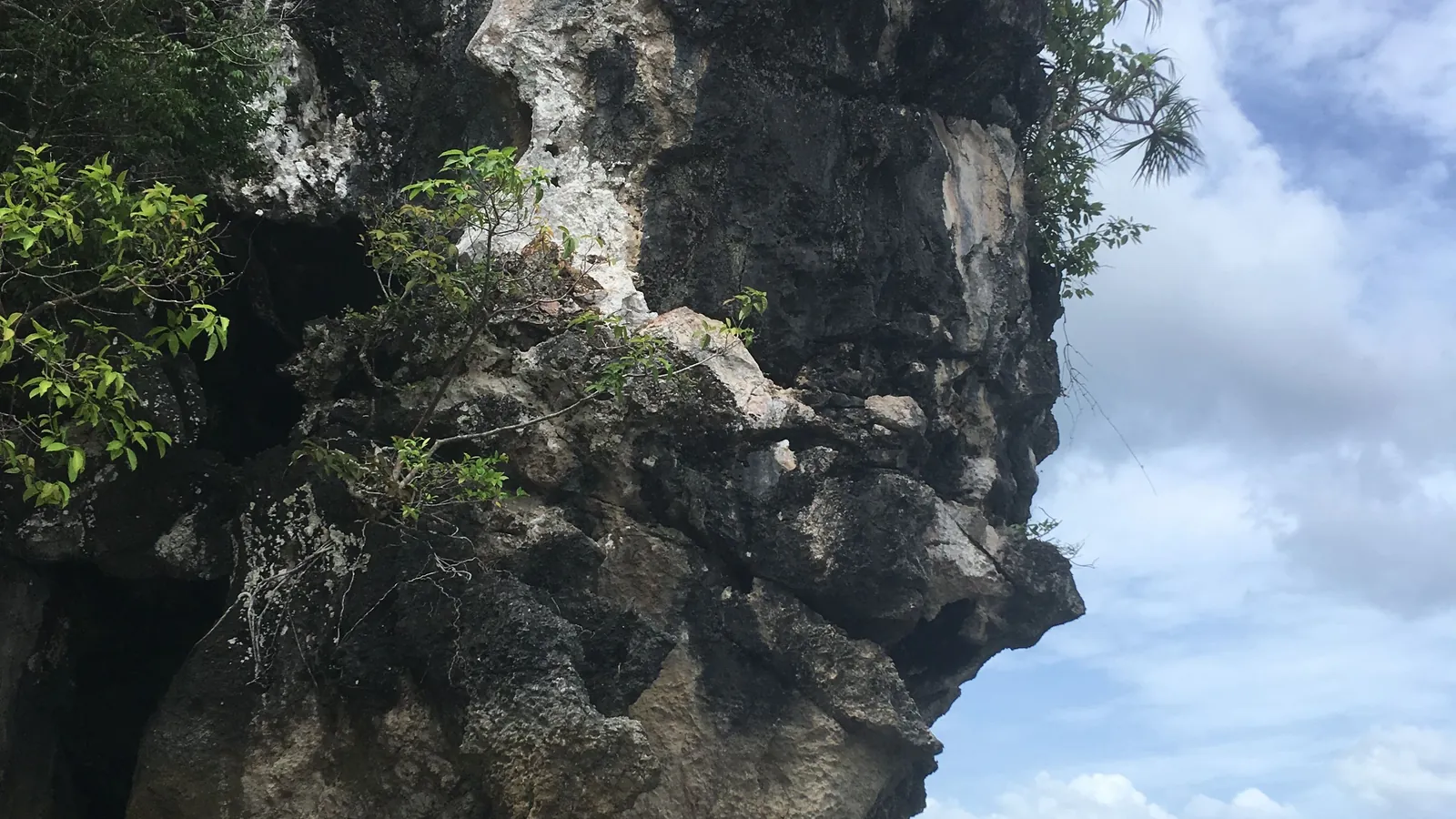 Kajakfahren unter Kalksteinfelsen an der Andamanenküste