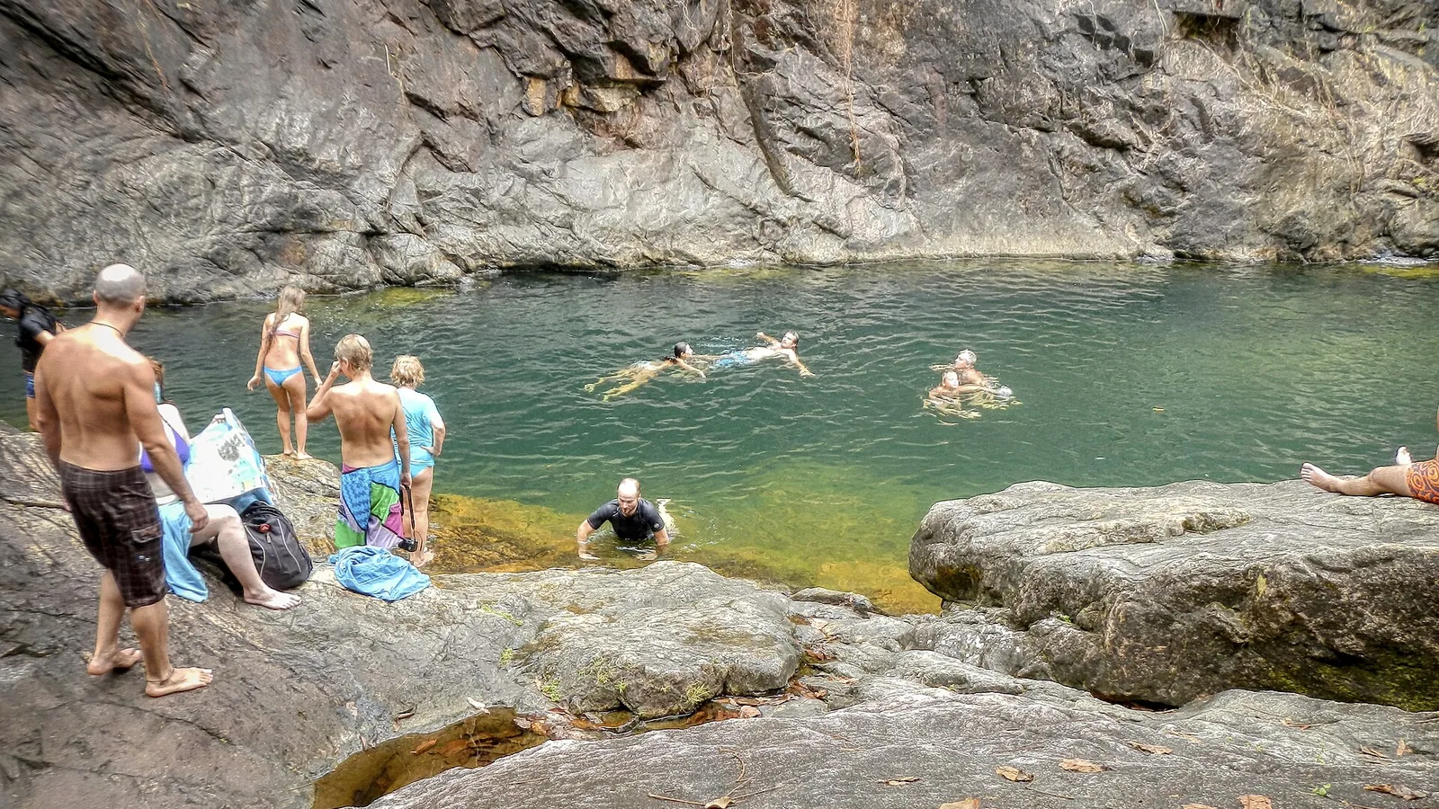 Vasca naturale sotto una cascata a Koh Chang