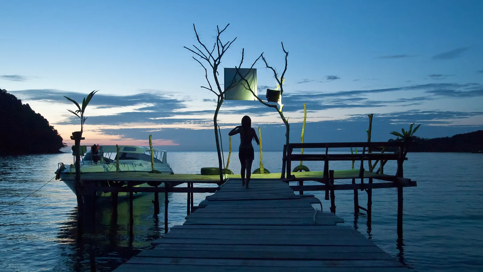 Embarcadero de madera en Koh Kood al anochecer