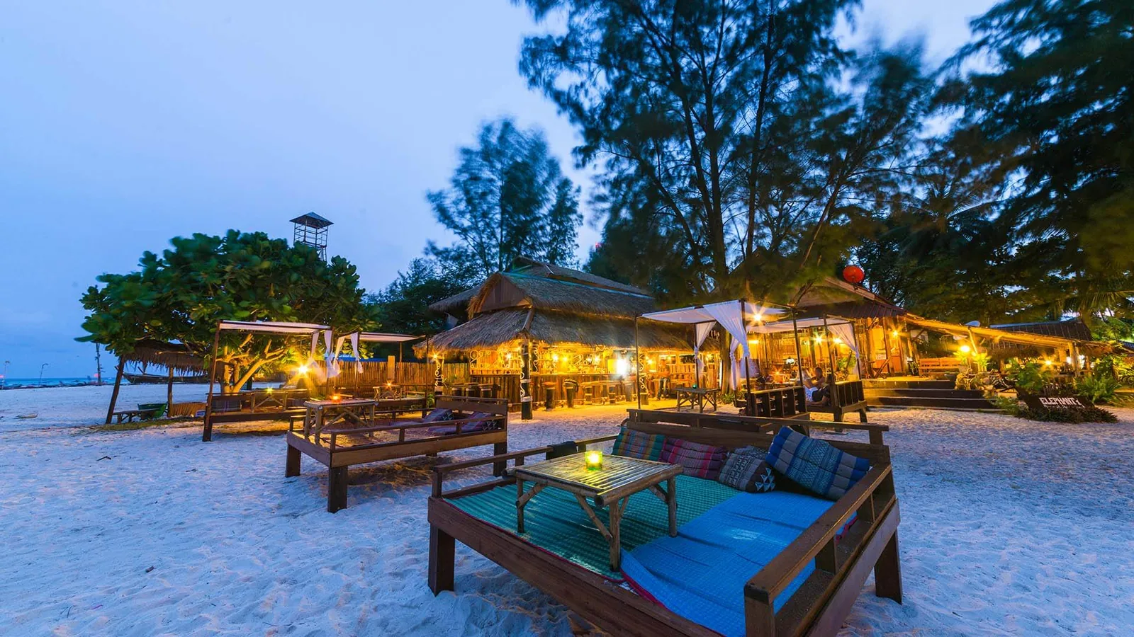 Chiringuito y hamacas en Koh Lipe