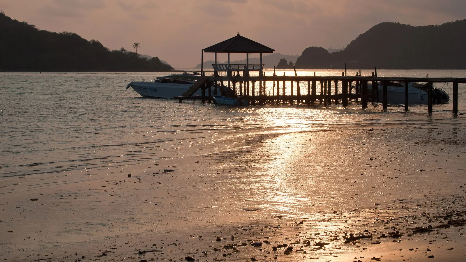 Sonnenuntergang über dem Wasser von Koh Mak aus