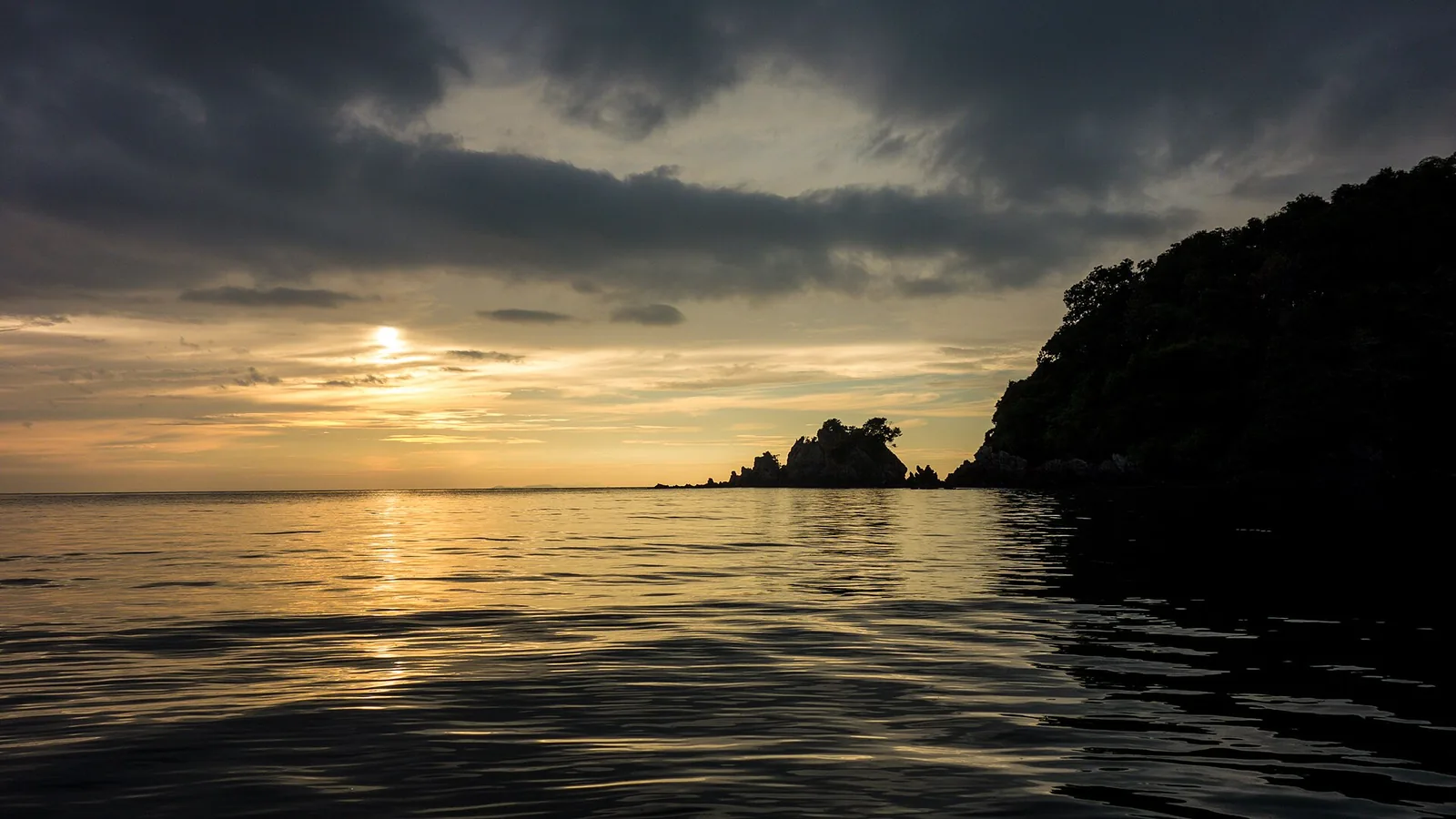 Auringonlasku meren yllä Koh Phayamilla
