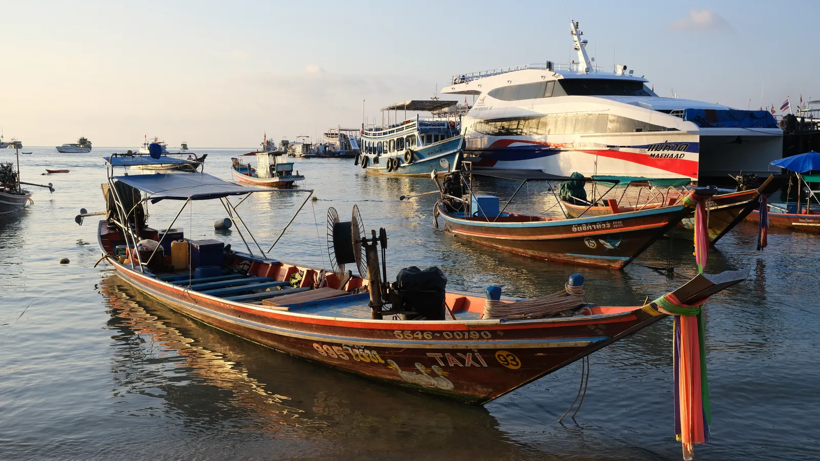 Barcas al atardecer frente a Mae Haad, Koh Tao