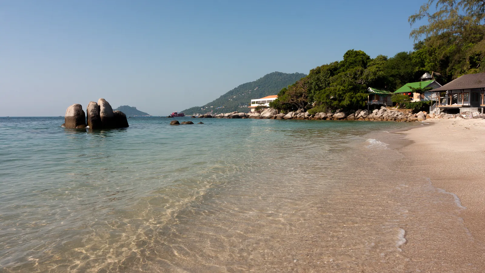 Banderas de escuelas de buceo a lo largo de la playa de Sairee, Koh Tao