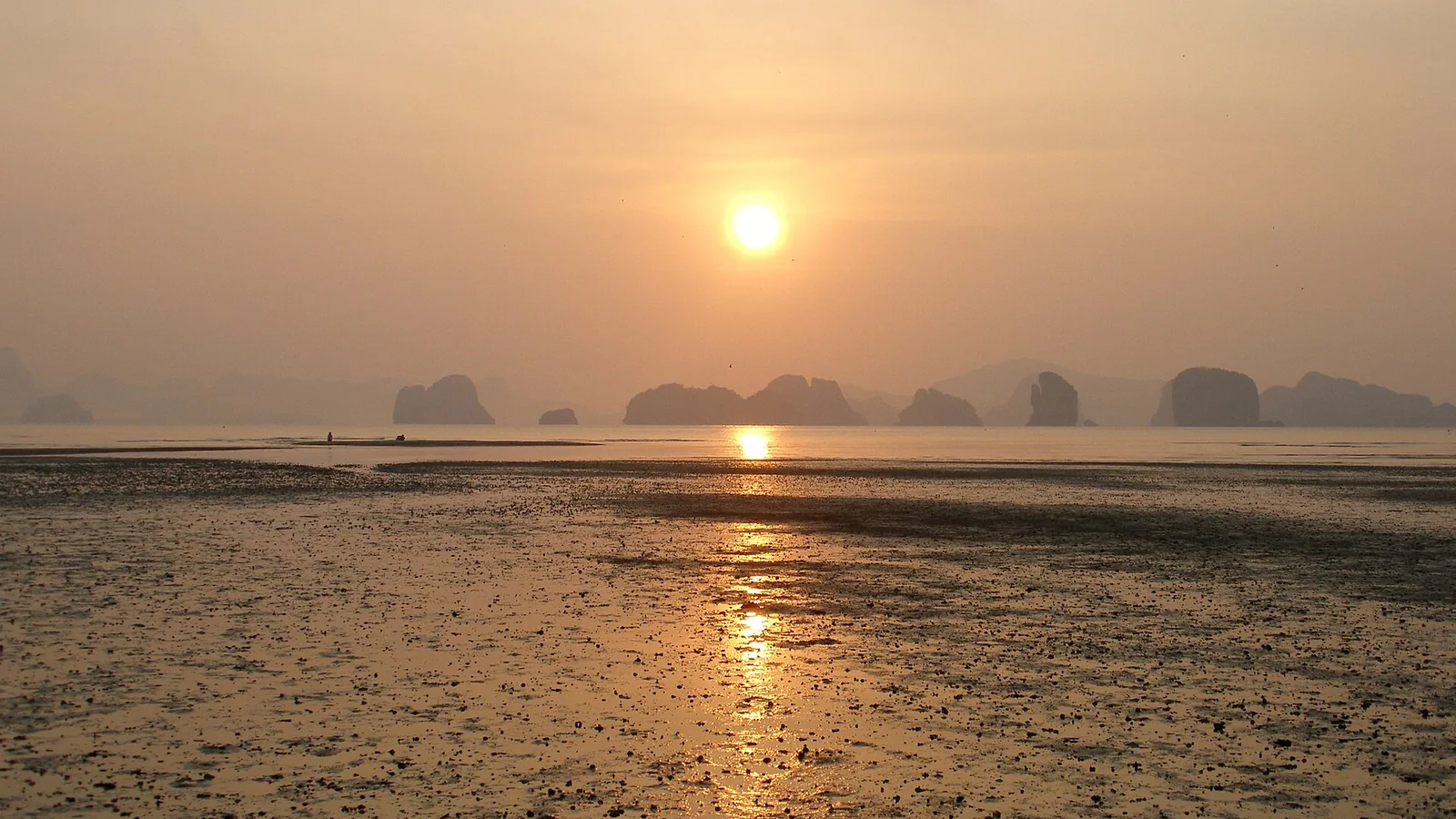 Kalkstensklipper over Phang Nga-bugten i det første lys