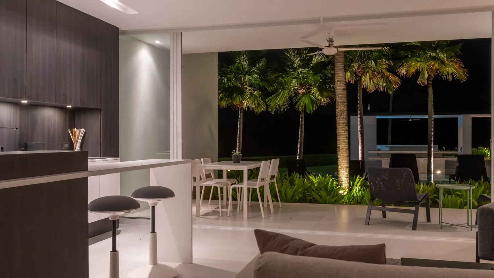 Livinghouse Thailand — avoin olohuone ja terassi
