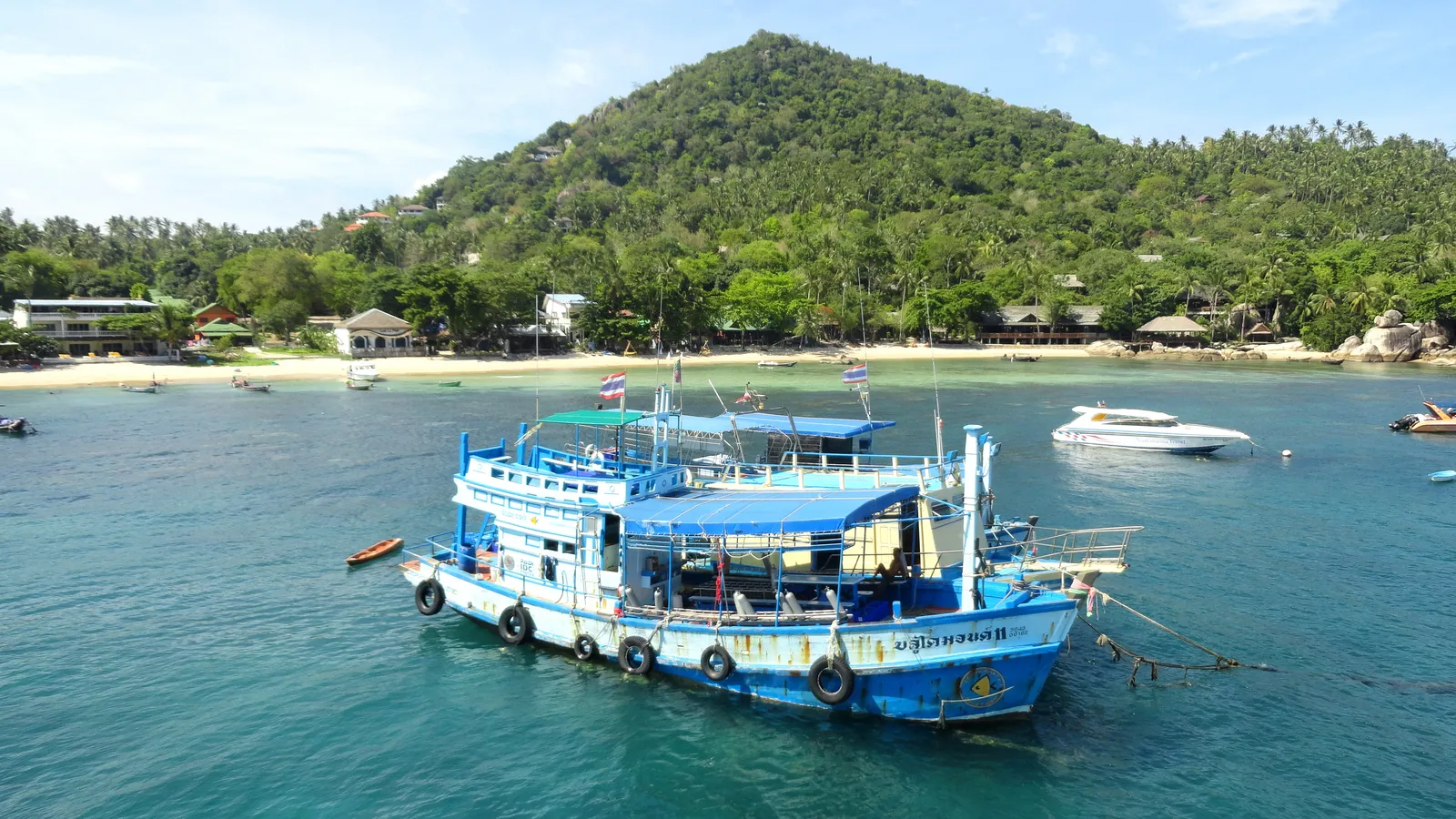 Bateaux à l'abri dans la baie de Mae Haad, Koh Tao