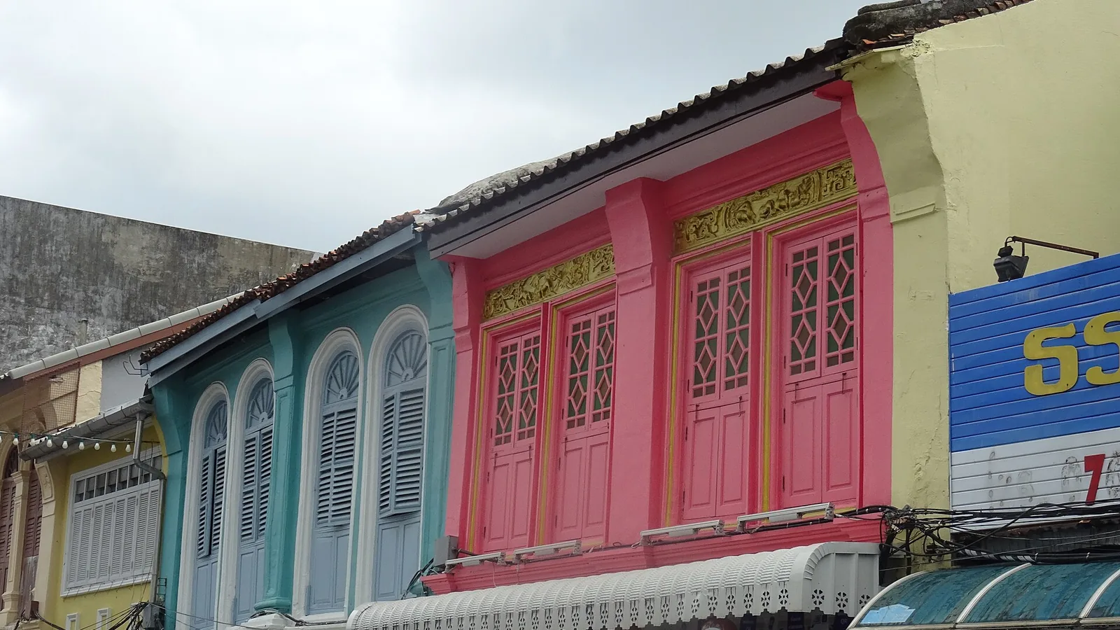 Maisons-boutiques sino-portugaises dans la vieille ville de Phuket