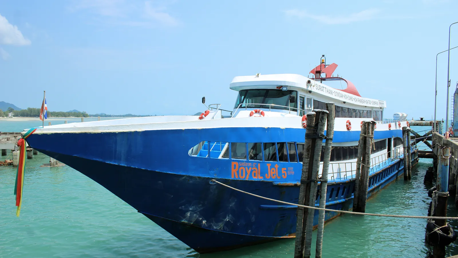 Ferry sur la côte d'Andaman