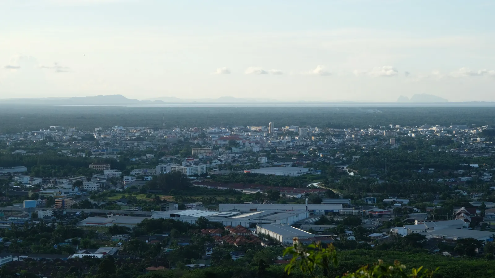 La città di Surat Thani dall'alto