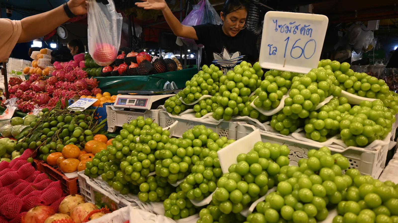 Bancarella di frutta in un mercato locale
