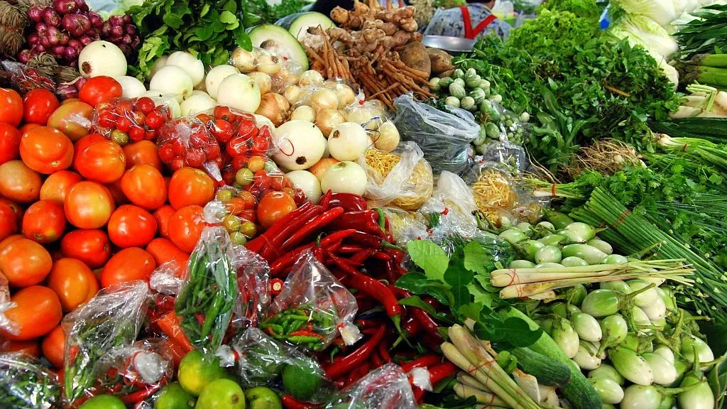 Bancarella di verdure a un mercato thai